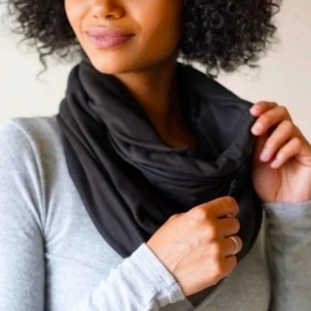 Beyond Yoga Pocket Infinity Scarf NWT Black